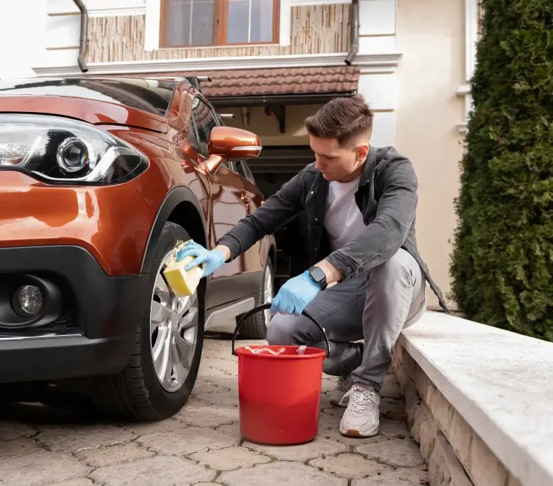 Lavage auto à domicile Les Eyzies : professionnel intervenant sur un véhicule